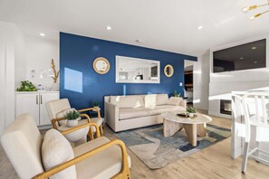 TV, fireplace, offices - The California III - Mission Hills Duplex - Hot Tub, Grill, Private Balcony, Panoramic Views (San Diego)