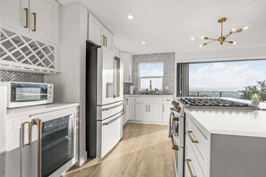 Kylskåp, mikrovågsugn, ugn och spishäll