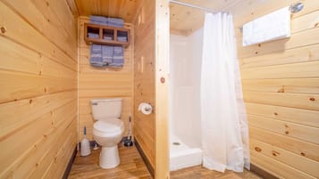 Een douche, een haardroger, handdoeken, shampoo