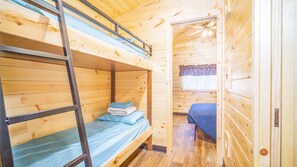 2 slaapkamers, een strijkplank/strijkijzer, internet, beddengoed