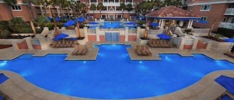 Una piscina techada, una piscina al aire libre