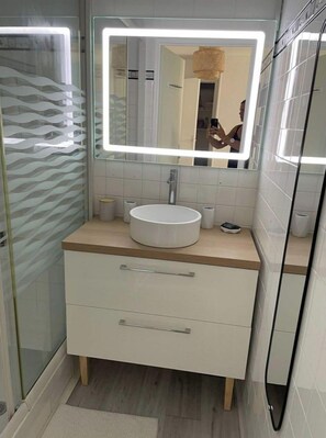 Suihku, hiustenkuivaaja, pyyhkeet