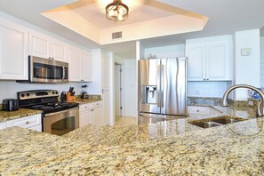 Refrigerador, microondas, horno y parrilla de estufa 