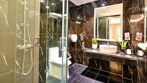 Kamar Quadruple Deluks | Kamar mandi | Shower, perlengkapan mandi desainer, pengering rambut, dan handuk