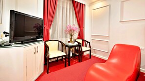 Habitación doble Deluxe | Minibar, decoración personalizada, muebles diferentes y escritorio 