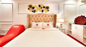 Deluxe Double Room | Minibar, individually decorated, individually furnished, desk