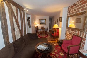 TV - Classic Parisian Nest (Paris)