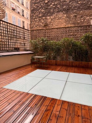 Outdoor dining - Matignon Terrace Two Bedroom Apartment (Paris)