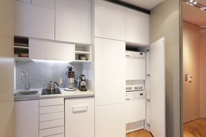 Private kitchen - Matignon Terrace Two Bedroom Apartment (Paris)