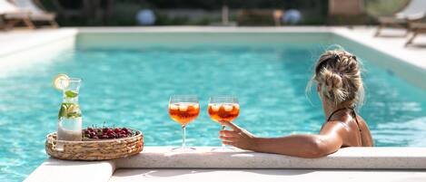 Een buitenzwembad en een verwarmd zwembad