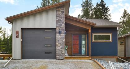 The Hideaway Hollow | Upscale | Games Room