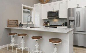 Frigorifero, microonde, forno, piano cottura