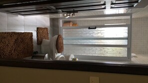 Ensemble douche/baignoire, sèche-cheveux, serviettes fournies, savon