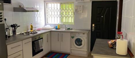 冷蔵庫、電子レンジ、オーブン、コンロ