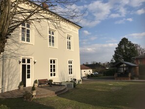 Exterior - Holiday apartment Beletage at the old customs House by Vareler Harbor / Northsee (Varel)