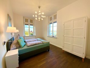 2 bedrooms, travel cot, free WiFi, bed sheets - Holiday apartment Beletage at the old customs House by Vareler Harbor / Northsee (Varel)