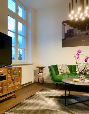 Smart TV - Holiday apartment Beletage at the old customs House by Vareler Harbor / Northsee (Varel)