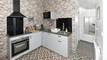 Een koelkast, een microgolfoven, een oven, een kookplaat