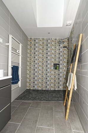 Dusche, umweltfreundliche Kosmetikartikel, Haartrockner, Handtücher