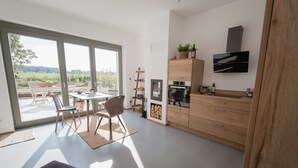 Une cuisine moderne dotée d’une grande porte-fenêtre coulissante qui donne sur un patio.
