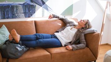 Fernseher, Kamin, Bücher, Stereoanlage