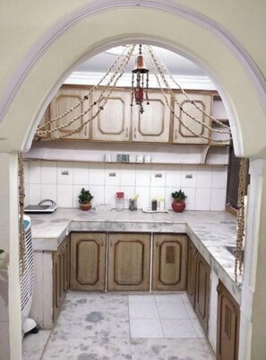 Kühlschrank, Herdplatte, Wasserkocher mit Kaffee-/Teezubehör