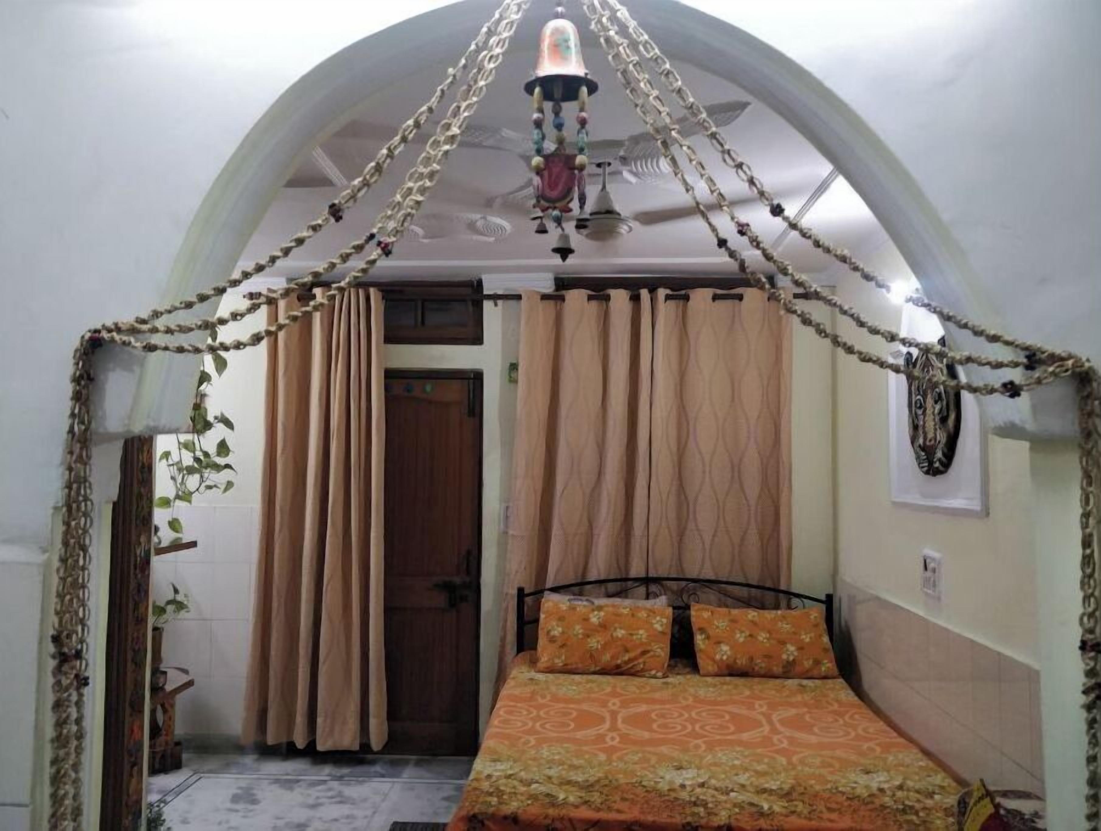 1 slaapkamer, een bureau, beddengoed