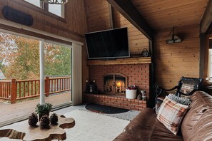 Smart TV, fireplace - Elk Run Cabin w/jetted tub and covered parking (Big Bear)