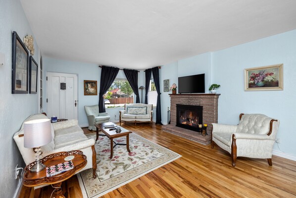 Smart-tv, eldstad och böcker