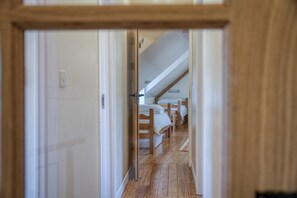 4 bedrooms, iron/ironing board, WiFi