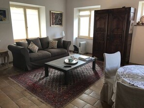 Télévision, cheminée, lecteur de DVD, table de tennis de table