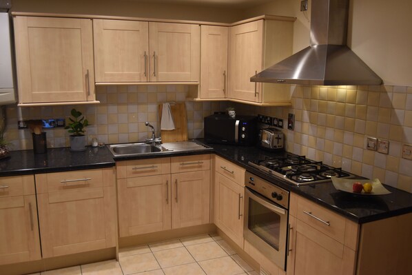 Microwave, oven, stovetop, dishwasher - Scandinavian City Centre Apartment (Worcester)