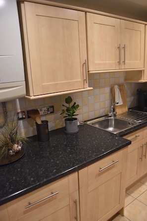Microwave, oven, stovetop, dishwasher - Scandinavian City Centre Apartment (Worcester)