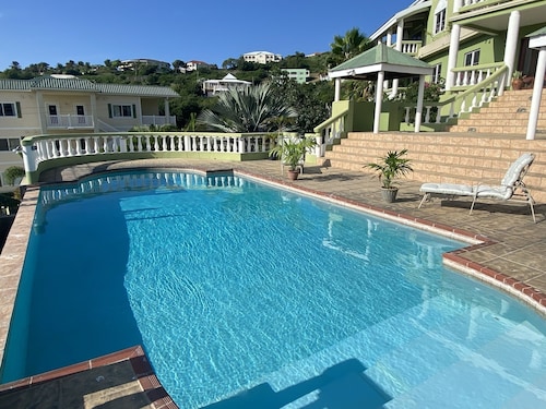 Perfect 1-bedroom unit with outdoor pool