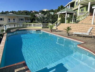 Perfect 1-bedroom unit with outdoor pool