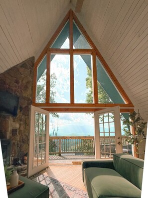 Smart TV, caminetto, videogiochi, biblioteca musicale