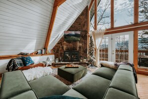 Smart TV, caminetto, videogiochi, biblioteca musicale