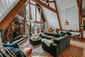 Smart TV, caminetto, videogiochi, biblioteca musicale