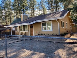 Exterior - Big Bear Dream Cabin, Jacuzzi, Comfy Beds, Big TVs (Big Bear City)