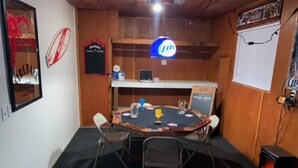 Une salle de conférence équipée d’une table ronde, de chaises et d’un petit radiateur.