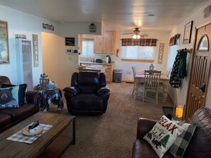Smart TV, fireplace - Big Bear Dream Cabin, Jacuzzi, Comfy Beds, Big TVs (Big Bear City)