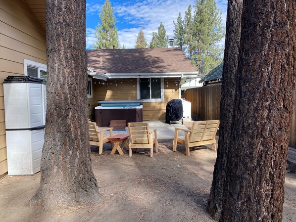 Terrace/patio - Big Bear Dream Cabin, Jacuzzi, Comfy Beds, Big TVs (Big Bear City)