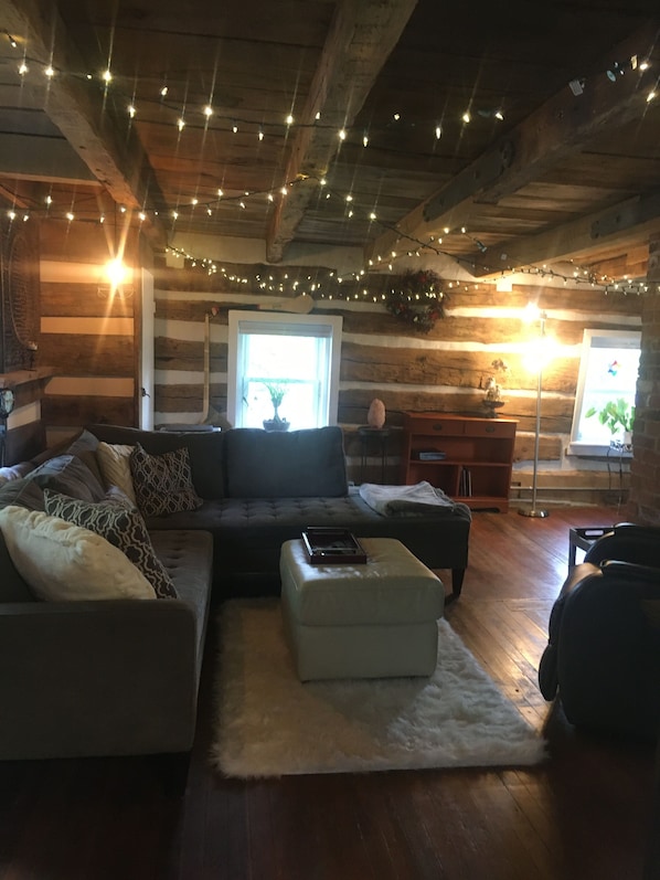 Smart TV, fireplace, books - 1850 Historic Log Cabin (Westminster)