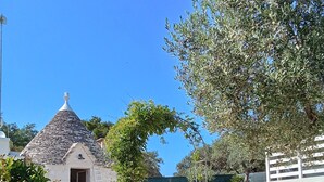 A stone pathway leading to a building with a conical roof and steps. - Romantic Trullo with Pool: Entire Private Property❣️ (Alberobello)