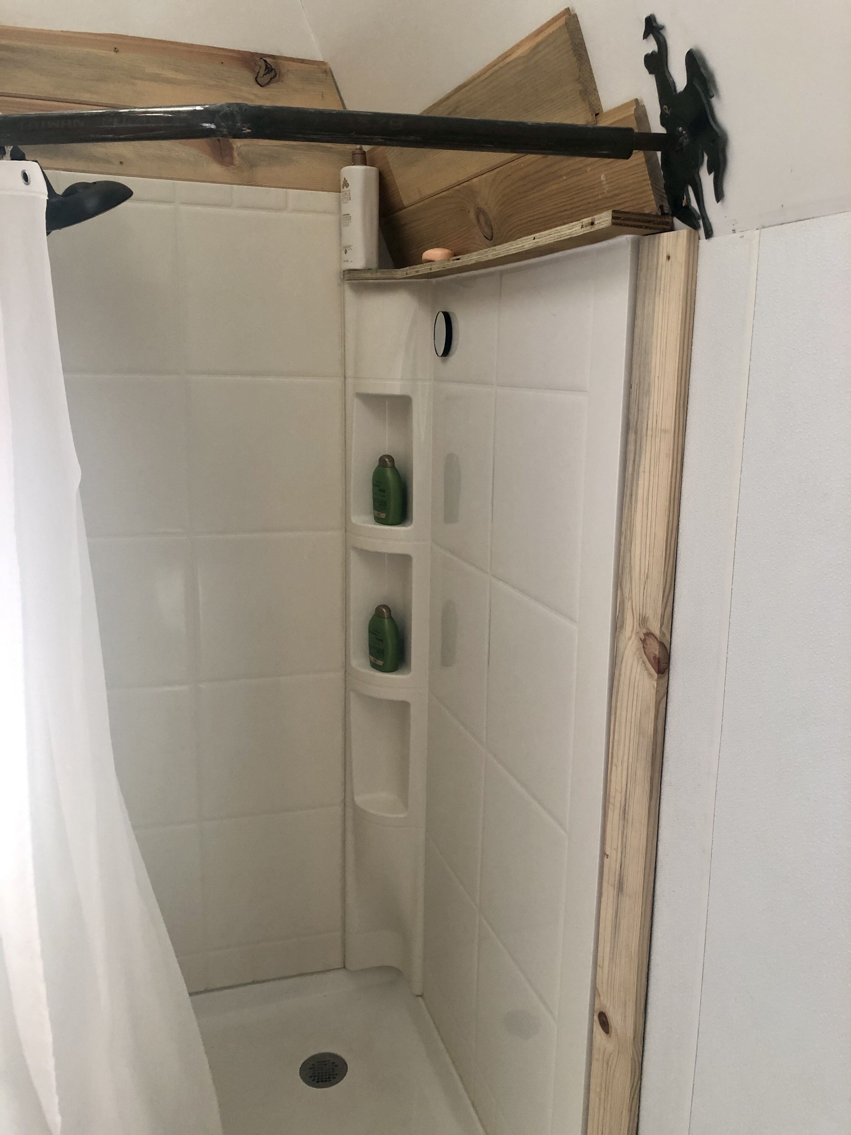 Douche, séchoir à cheveux, serviettes fournies, savon