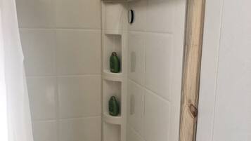 Douche, séchoir à cheveux, serviettes fournies, savon