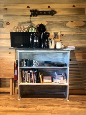 Interior - Cute & Cozy Tiny House w/Kitchen (Hotchkiss)