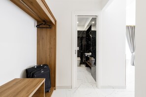 Minibar, in-room safe, desk, laptop workspace - Sant'Angelo Suites (Naples)