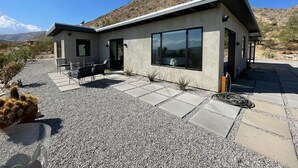 Outdoor dining - Verdin's Nest- Romantic w/Hot Tub Under the Stars! (Morongo Valley)