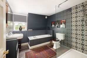 Bathtub, hair dryer, towels, soap - Art Deco Apartment in vibrant city neighbourhood with private parking space (Bath)